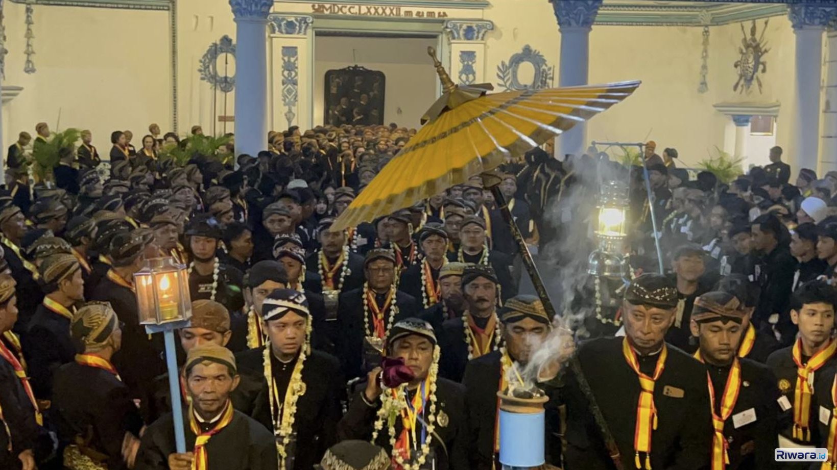 Salah satu pusaka yang dikirab dalam prosesi 1 Sura di Keraton Surakarta dengan para pengiring